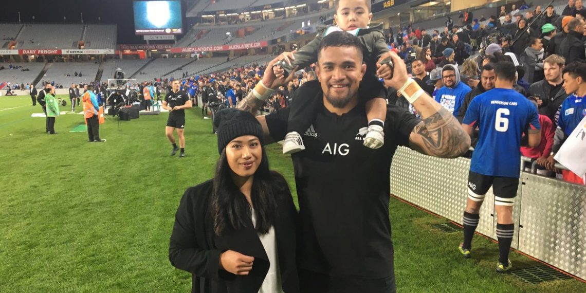 Un All-Black profite d’être à Paris pour sortir le grand jeu à son épouse !