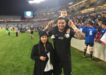 Un All-Black profite d’être à Paris pour sortir le grand jeu à son épouse !