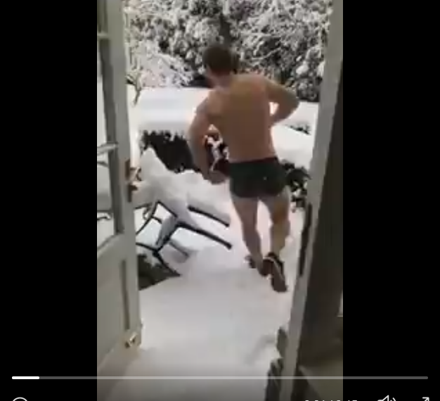Nick Abendanon se fait plaisir en boxer dans la neige