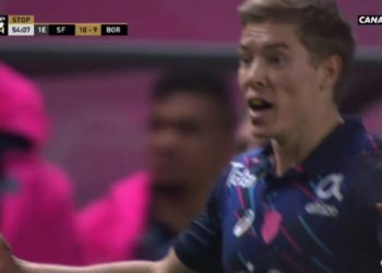 Incroyable: L’arbitre retire le carton jaune à un joueur après s’être trompé dans son jugement !