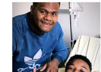 La belle photo de Virimi Vakatawa aux côtés de Samuel Ezeala