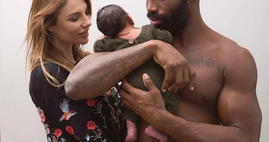 Ariane Brodier et Fulgence Ouedraogo posent avec leur bébé