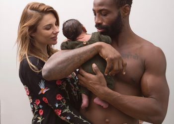 Ariane Brodier et Fulgence Ouedraogo posent avec leur bébé