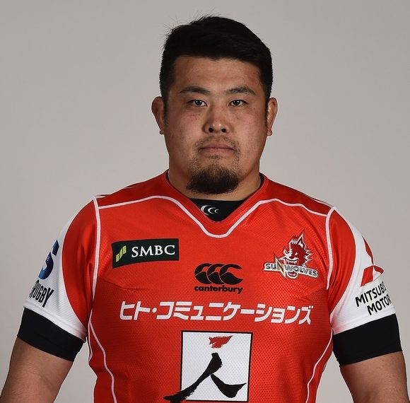 Ivre, un pilier Japonais se fait secourir par ses coéquipiers