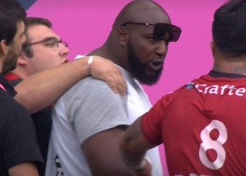 Scène surréaliste à Paris: un supporter entre sur la pelouse et bouscule des joueurs Toulonnais !