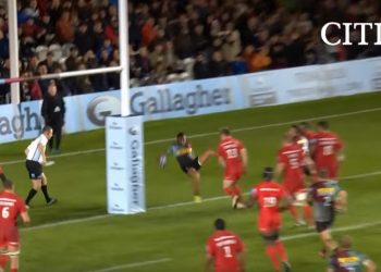Vidéo : Insolite, une pénalité se transforme en passe au pied directe pour un essai !