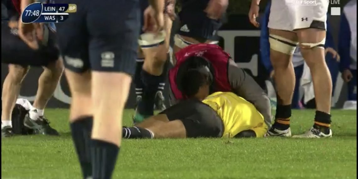 Vidéo: L’arbitre Romain Poite prend un gros KO et sort sur protocole commotion !