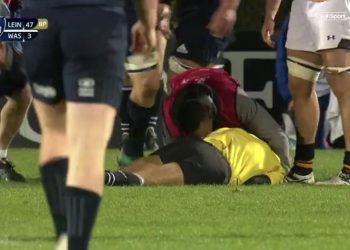 Vidéo: L’arbitre Romain Poite prend un gros KO et sort sur protocole commotion !