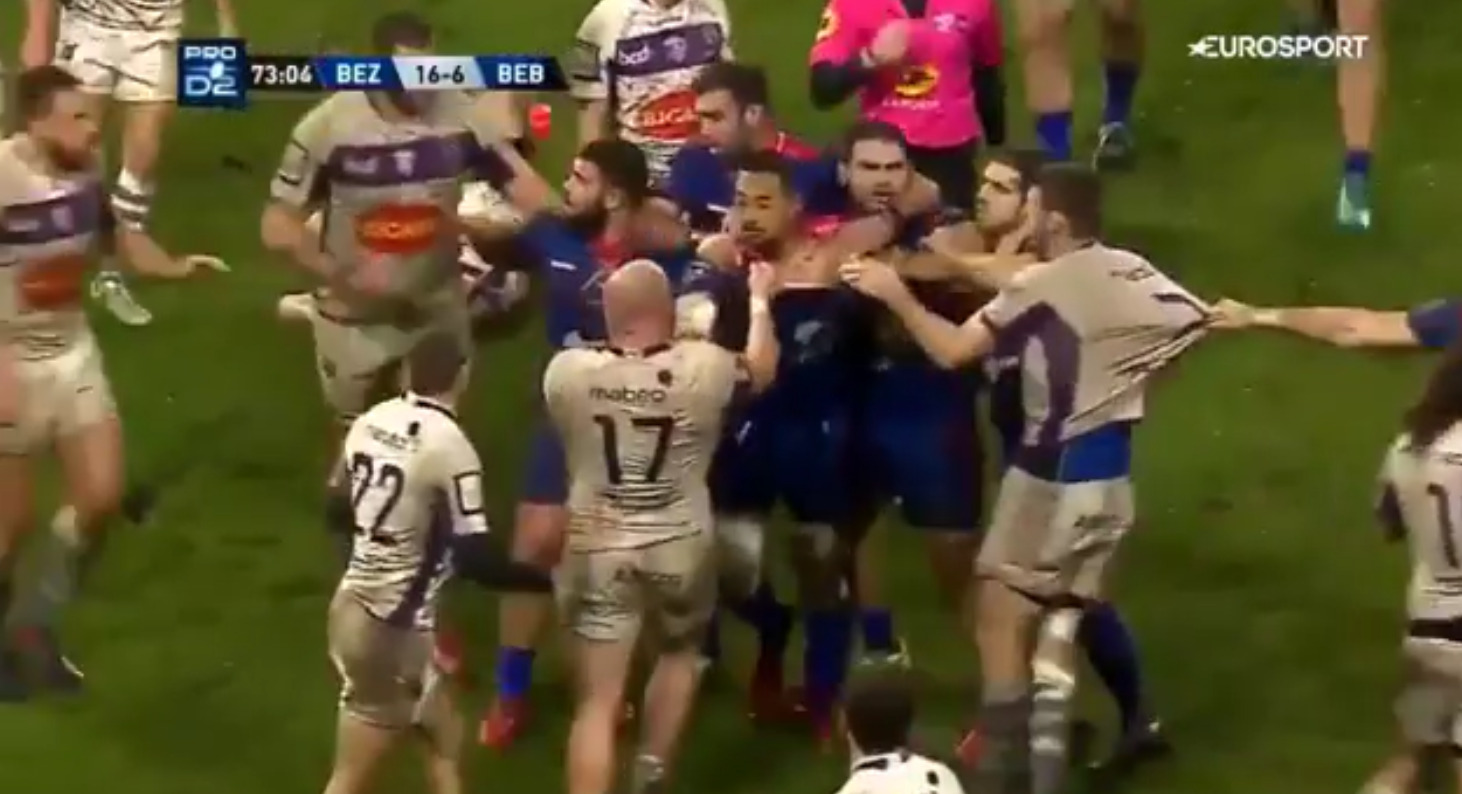 (Vidéo) Le violent tacle à l’épaule sans ballon de Jordan Puletua fait débat !