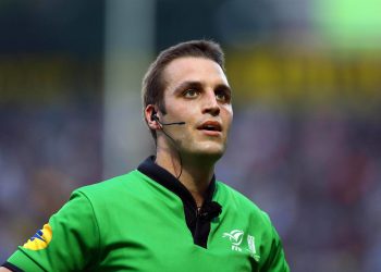 L’arbitre Thomas Charabas tacle violemment les supporters du SU Agen