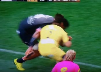 VIDÉO : Joe Tekori échappe au carton rouge après une énorme percussion à l’épaule