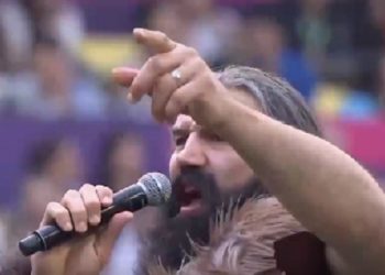 VIDÉO : Sébastien Chabal déguisé en homme des cavernes fait le show