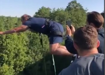 VIDÉO : Jacques Brunel montre l’exemple en sautant l’élastique avec le GIGN