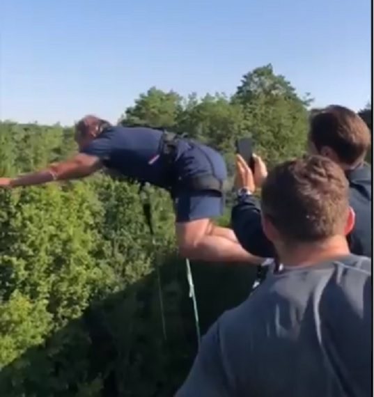 VIDÉO : Jacques Brunel montre l’exemple en sautant l’élastique avec le GIGN