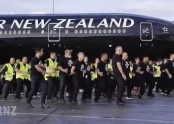 VIDÉO : L’incroyable HAKA géant à l’aéroport pour le départ des All-Blacks au Japon
