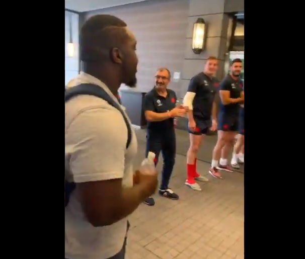 VIDÉO : Le groupe France a réservé un départ émouvant à Demba Bamba