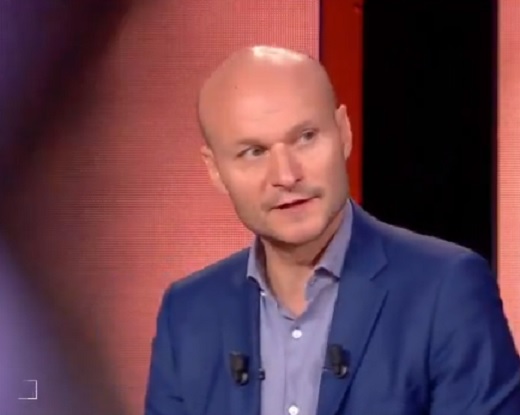 L’arbitre de football Tony Chapron donne son avis sur la photo polémique de Jaco Peyper