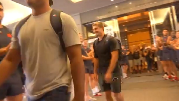 VIDÉO : La belle haie d’honneur pour les départs de Ramos et Mauvaka