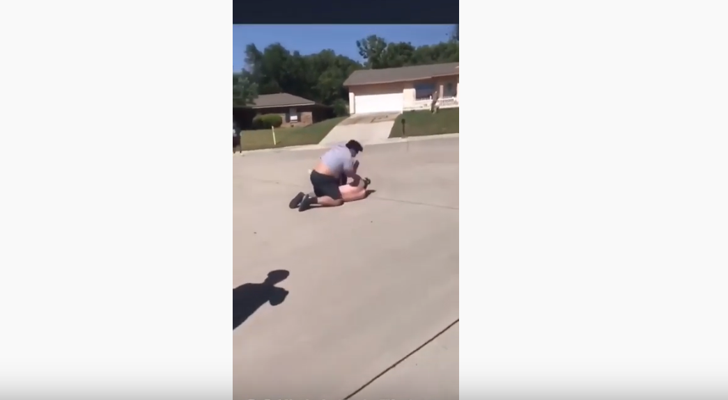 VIDEO – Un rugbyman fracasse deux voyous qui l’attaquent en pleine rue