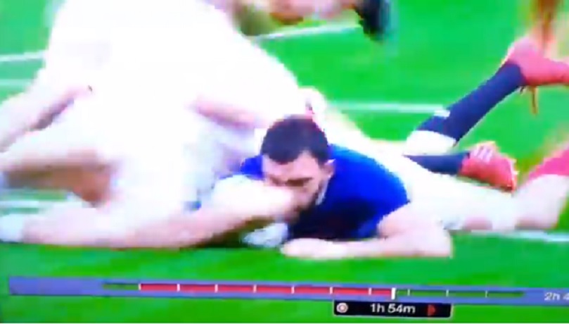 VIDÉO : Charles Ollivon reçoit un terrible coup de coude de la part d’un Anglais