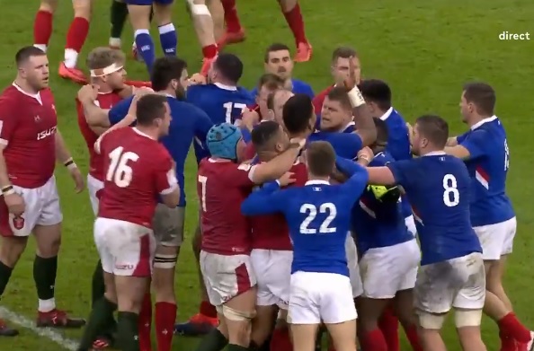 VIDÉO : Vexés, les Gallois craquent et déclenchent une échauffourée