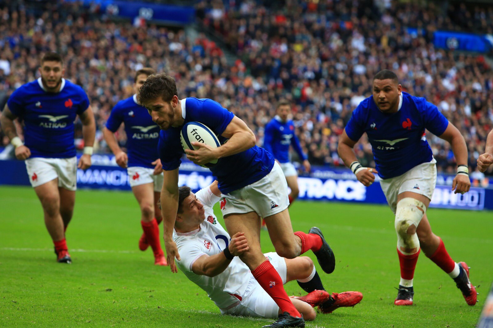 Le XV de France mène largement contre l’Angleterre à la mi-temps !