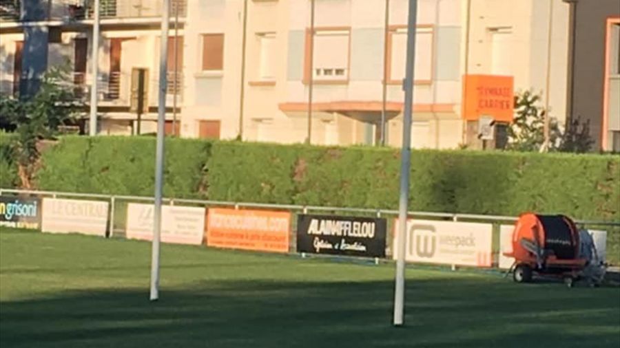 INSOLITE – La barre transversale du stade de Saint-Marcellin a été volée !