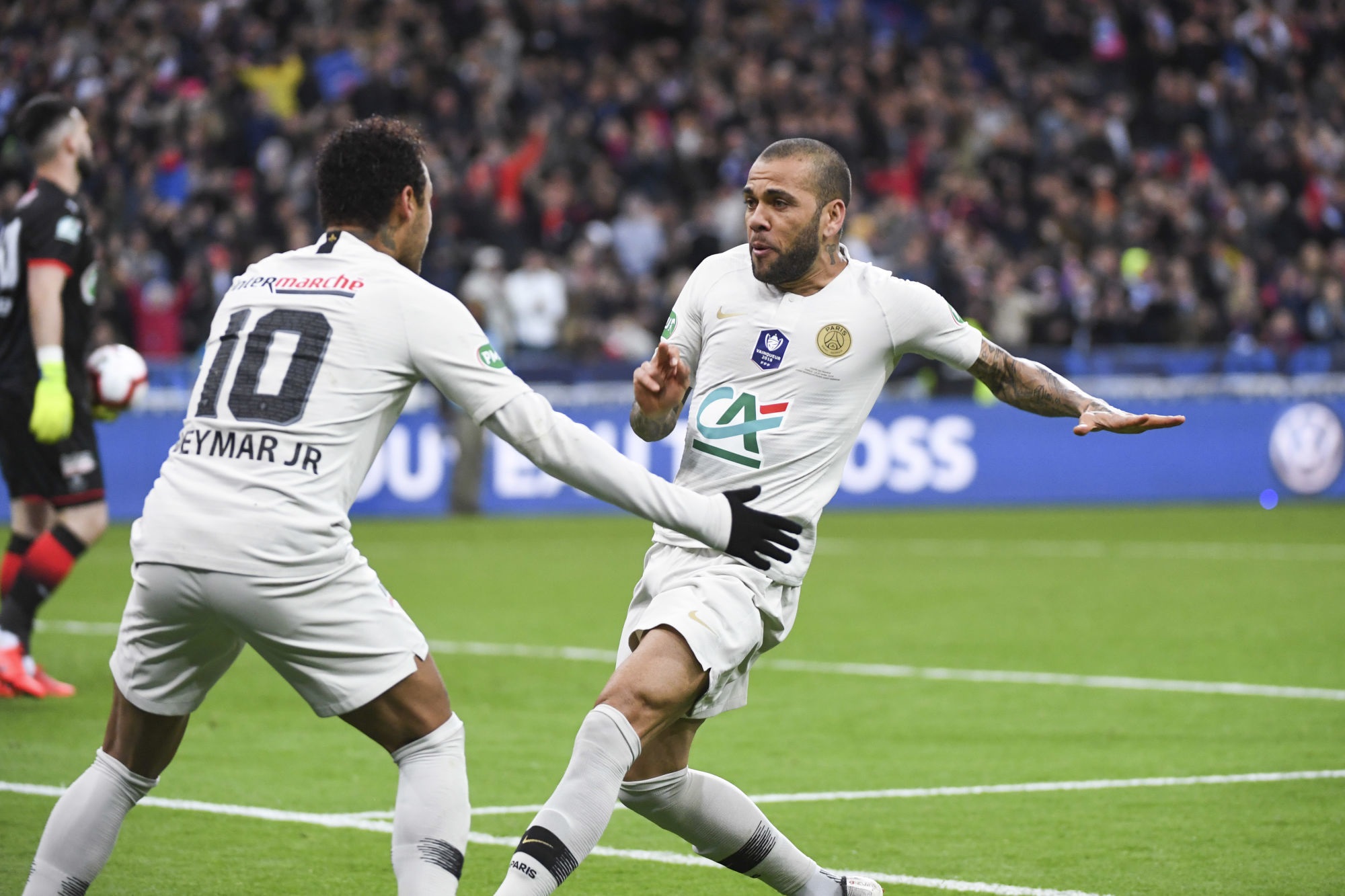 Dani Alves à propos de Neymar « Avoir du succès semble être un crime »