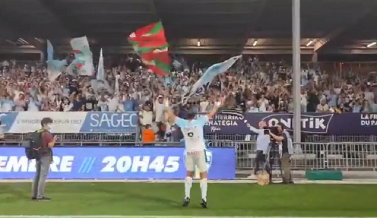 VIDEO : La nouvelle recrue Bayonnaise Uzair Cassiem se lâche devant les supporters pour fêter la victoire contre Agen