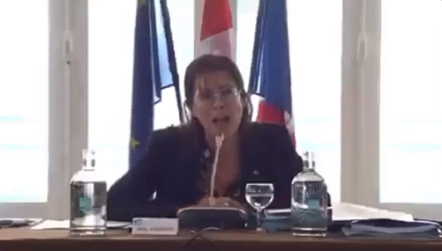 VIDEO – Scène ahurissante à Biarritz où des supporters interrompent le conseil municipal : La maire est furieuse !