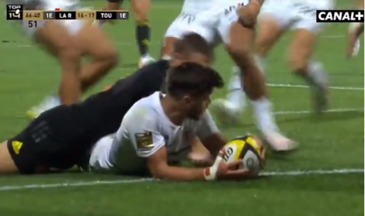 VIDEO : Romain Ntamack foudroie la défense Rochelaise et file à l’essai