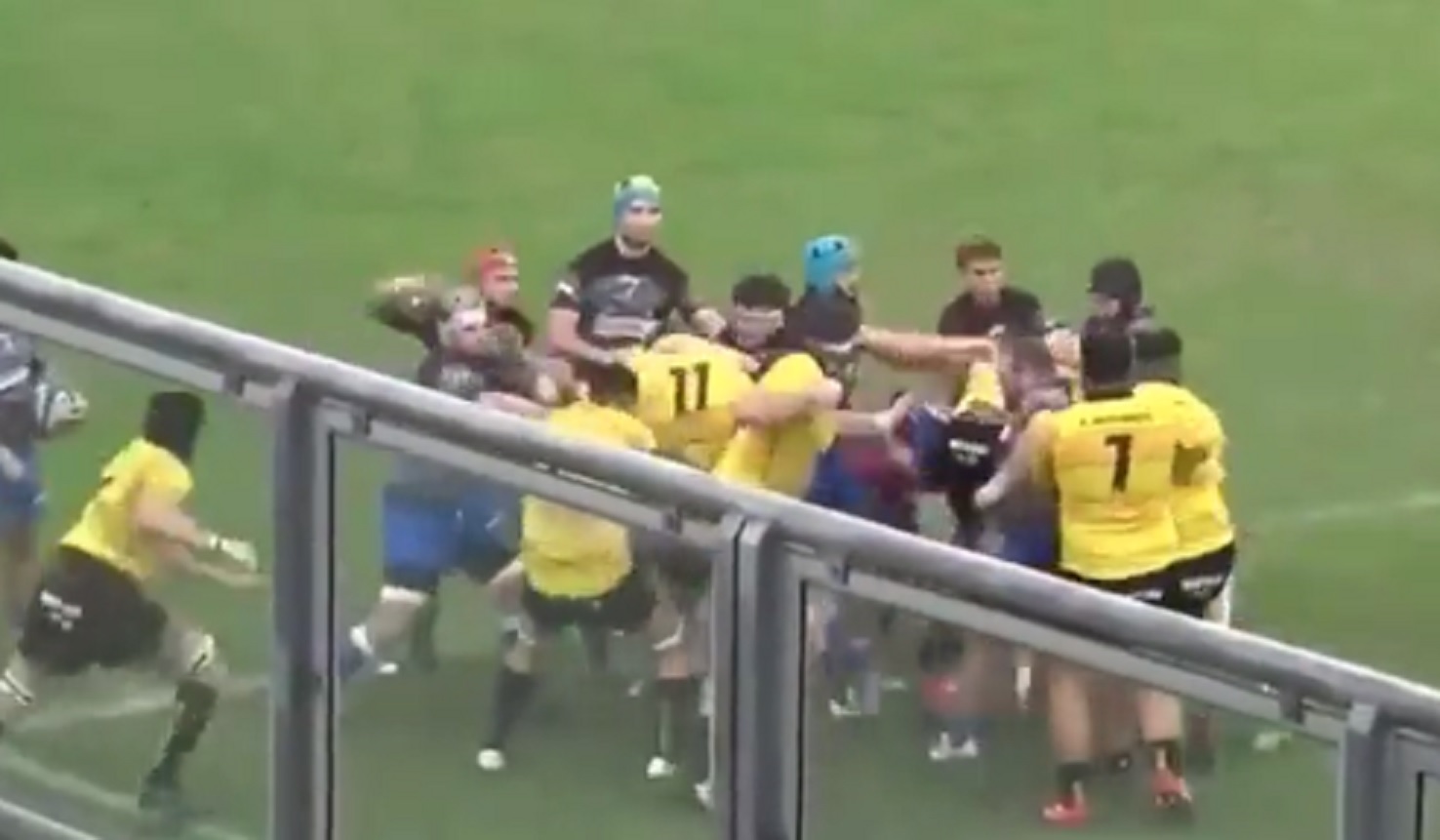 VIDEO : Coup d’envoi direct en touche et grosse générale lors d’un match amateur !