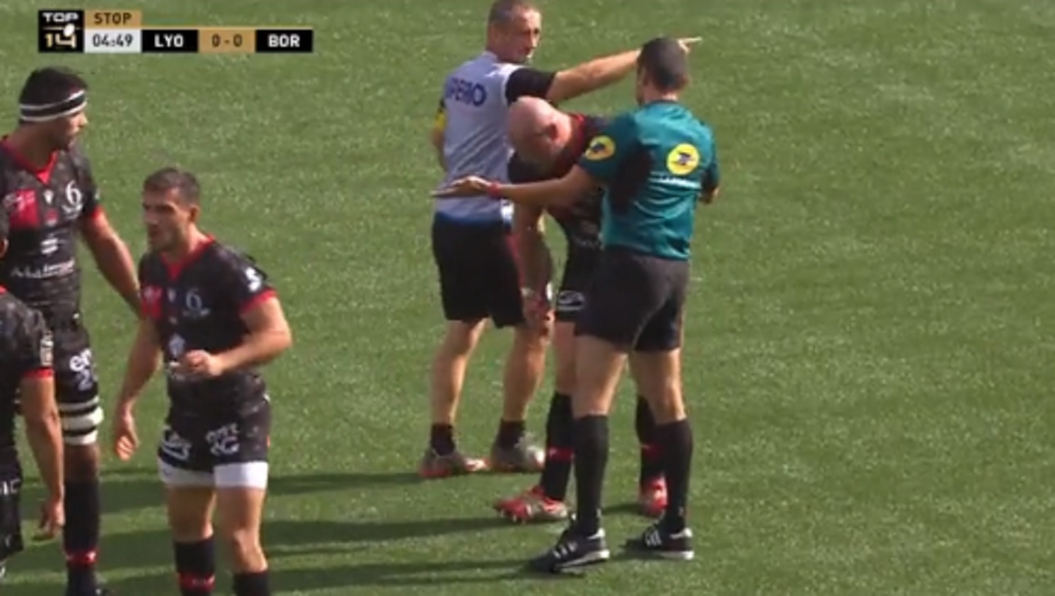 VIDEO : Quand l’arbitre Monsieur Praderie demande à un joueur Lyonnais d’arrêter de simuler