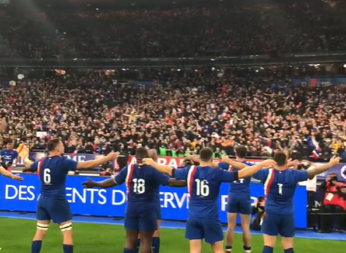 VIDEO : Le clapping des joueurs du XV de France au Stade de France
