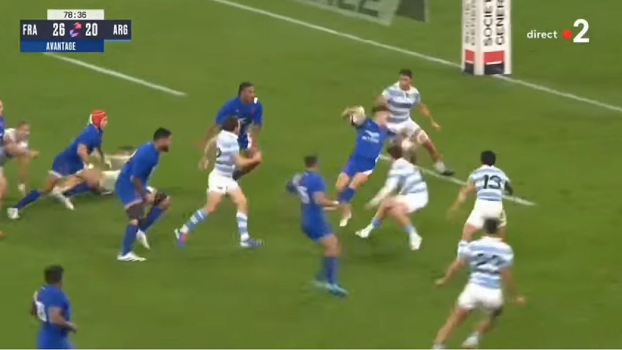 VIDEO : L’acte d’antijeu d’un Argentin qui fait un croche-pied à Matthieu Jalibert en plein match