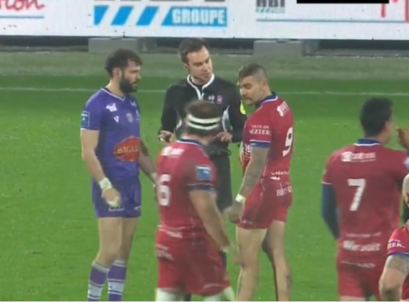 “Clochard !” “Ferme ta gu****” “Arrête de faire le beau !”… Quand deux capitaines s’insultent devant l’arbitre