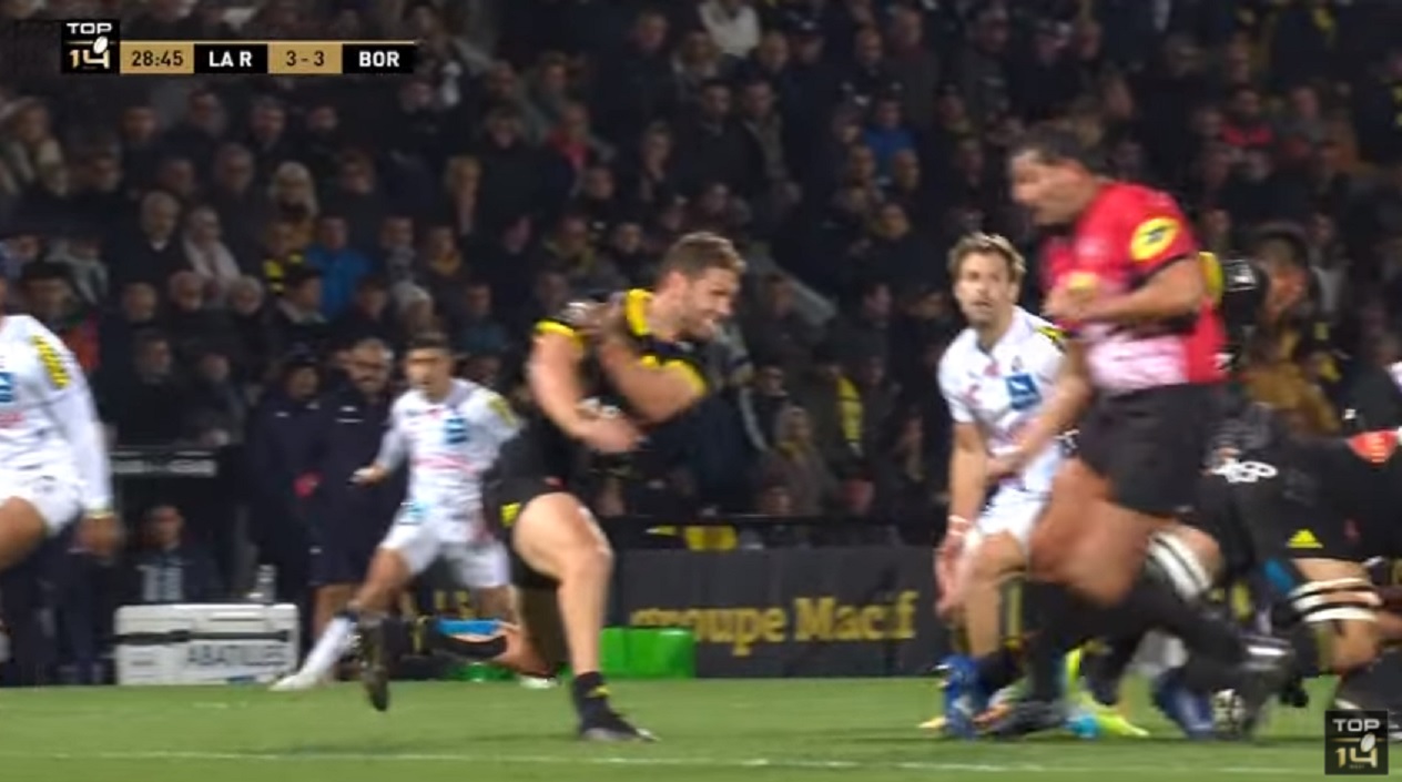 VIDEO : Quand Kerr-Barlow éjecte le ballon… sur l’arbitre !