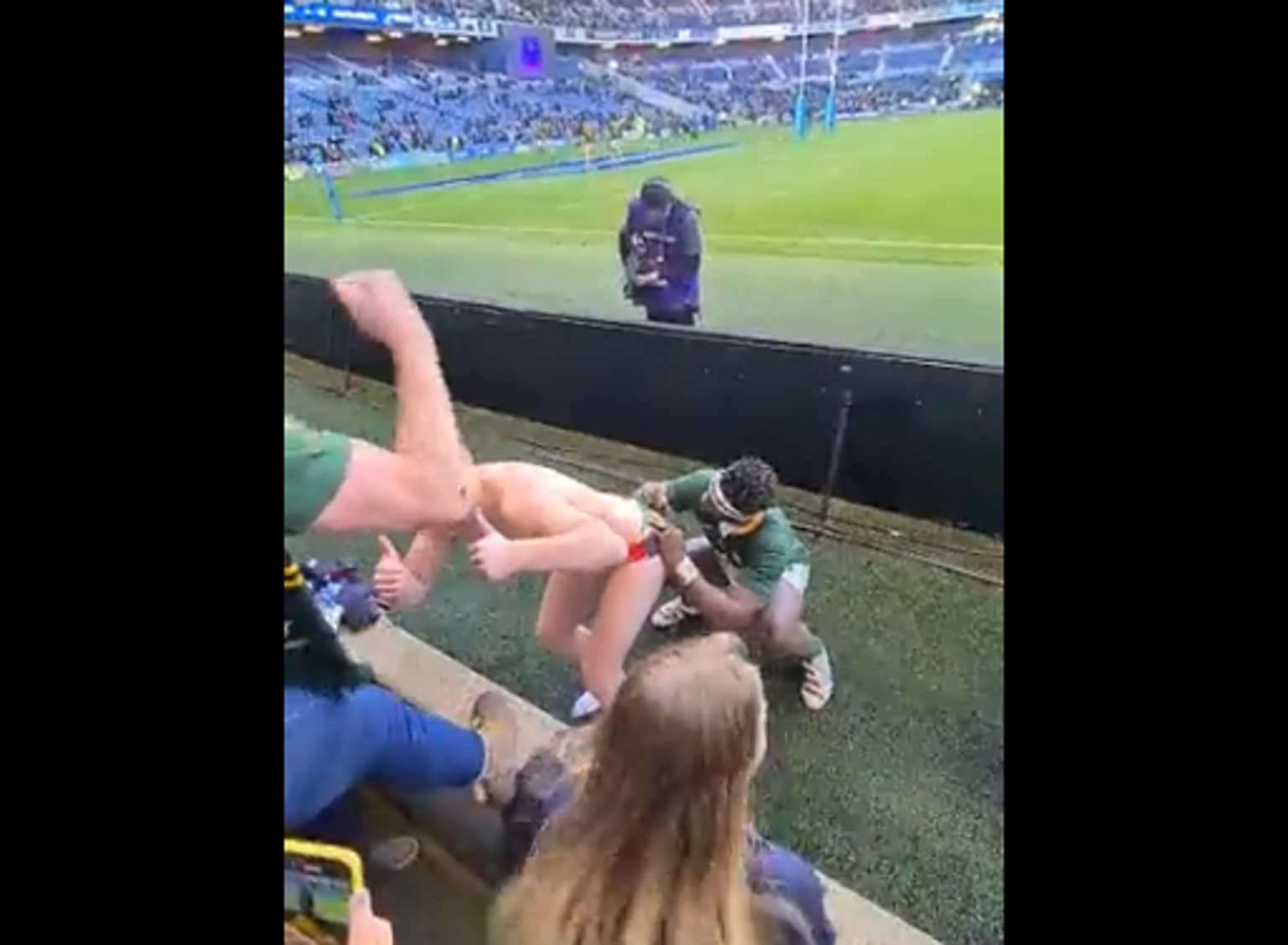 VIDEO INSOLITE : Quand le capitaine des Springboks signe un autographe sur les fesses d’un supporter !