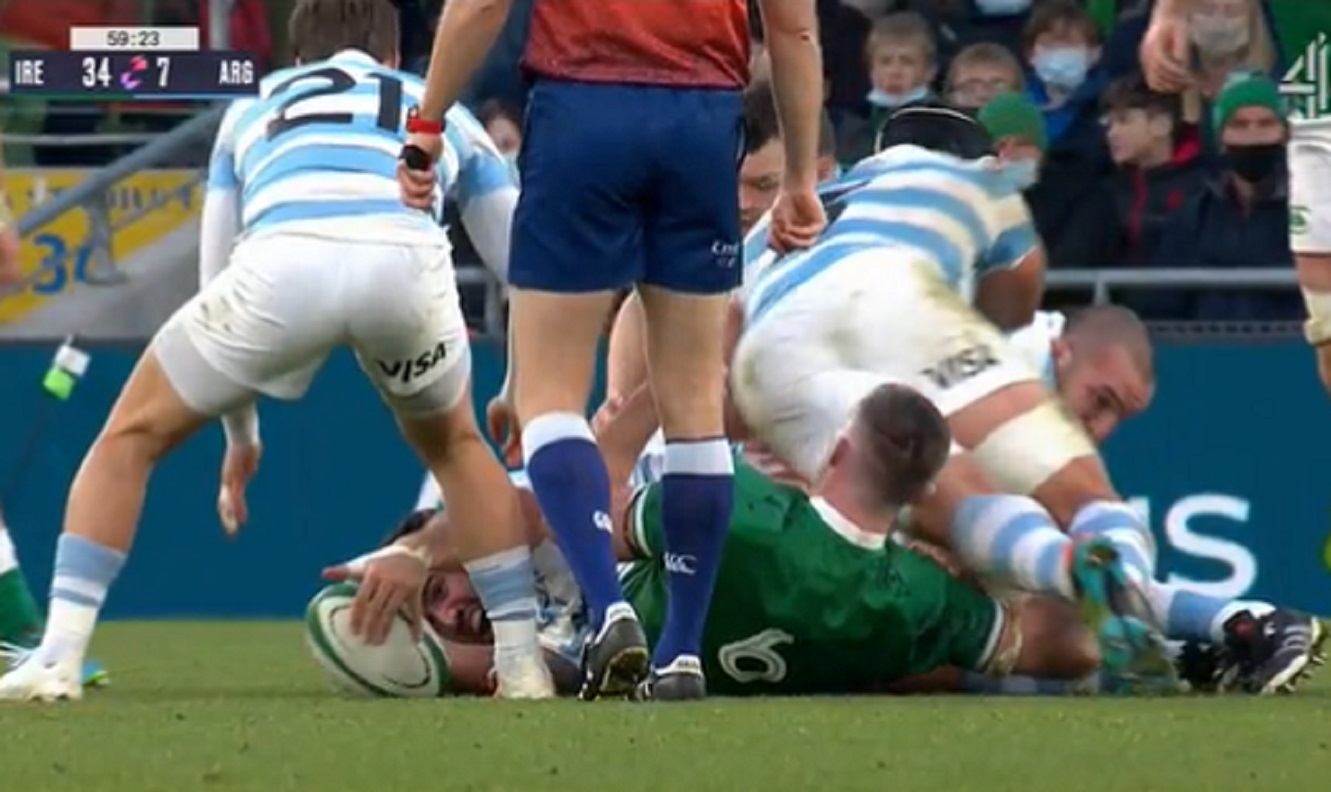 VIDEO : Adepte des cartons rouges, Tomas Lavanini continue dans le ridicule contre l’Irlande