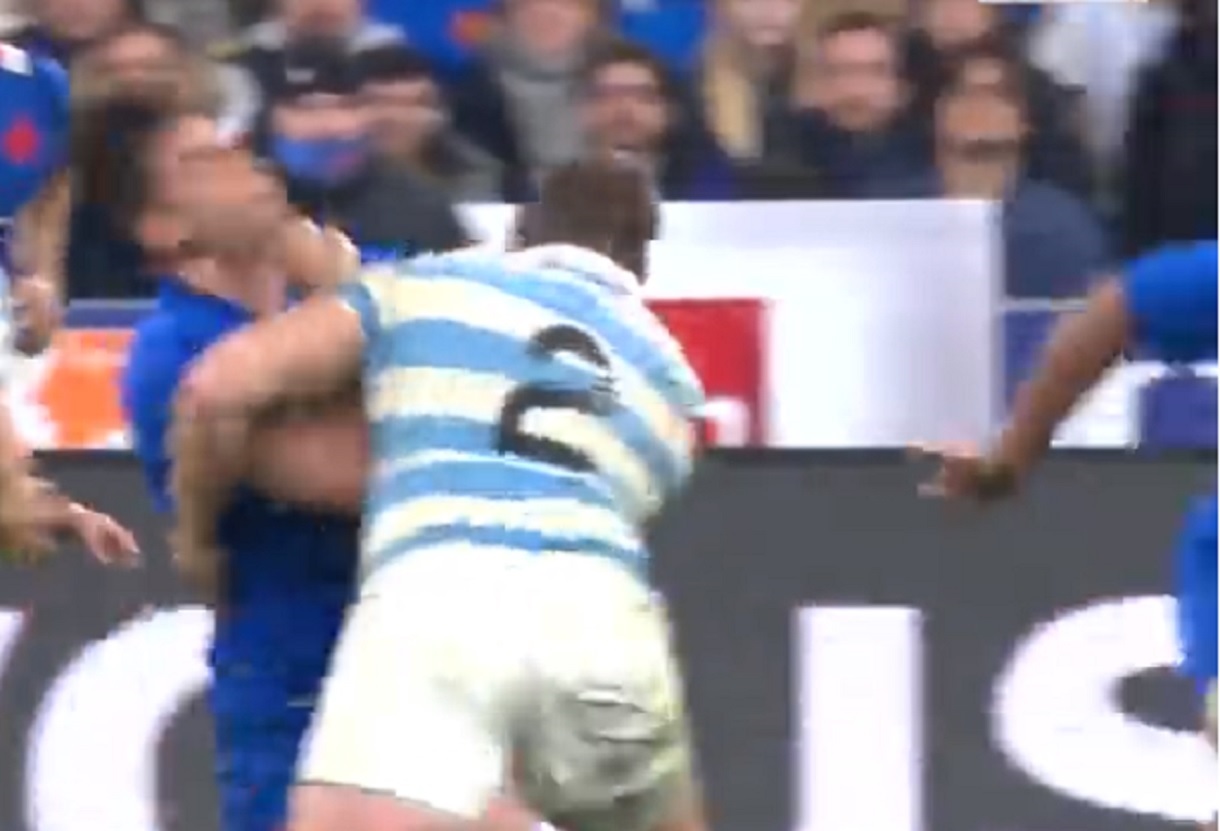 VIDEO : Le terrible plaquage de Julian Montoya sur Damian Penaud qui fait un arrêt buffet !