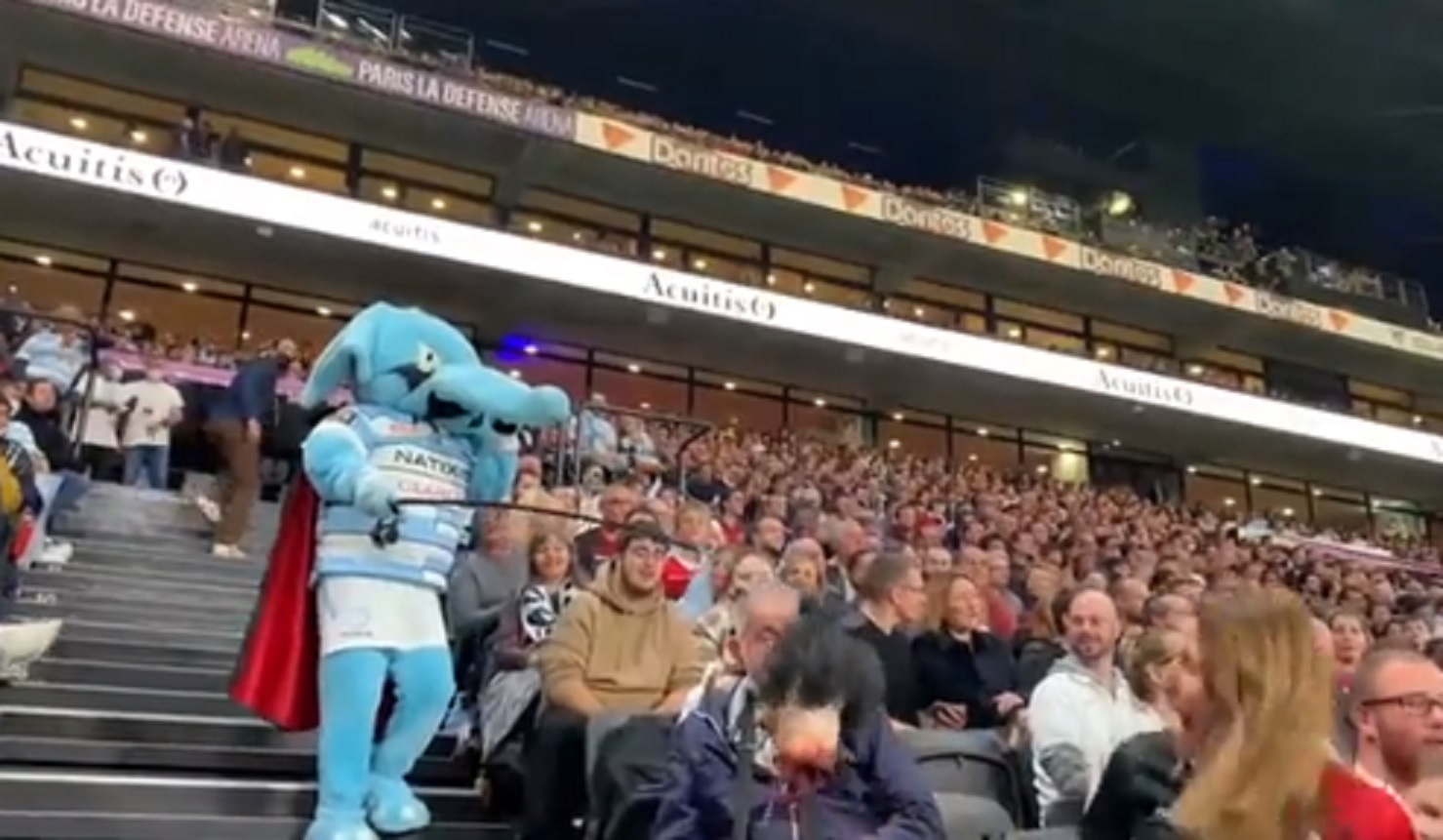 VIDEO : Quand une supportrice Toulousaine hurle, effrayée par la mascotte du Racing 92 !