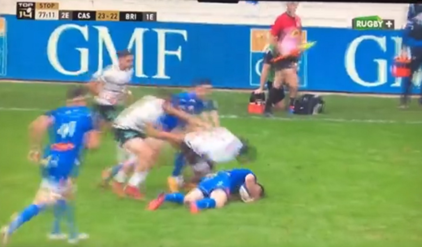 VIDEO : L’énorme tampon illégal de Tuicuvu sur Combezou qui tombe KO