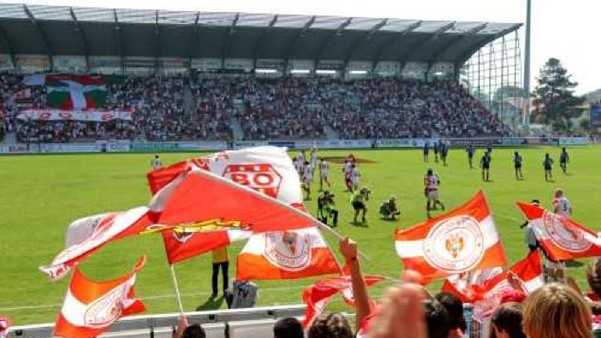 En colère, les supporters du Biarritz Olympique s’en prennent vivement au Président Aldigé