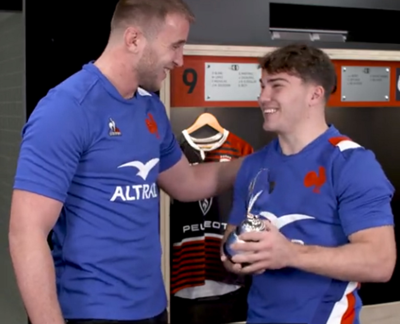 VIDEO : L’émotion d’Antoine Dupont quand Anthony Jelonch lui remet le titre de meilleur joueur du monde