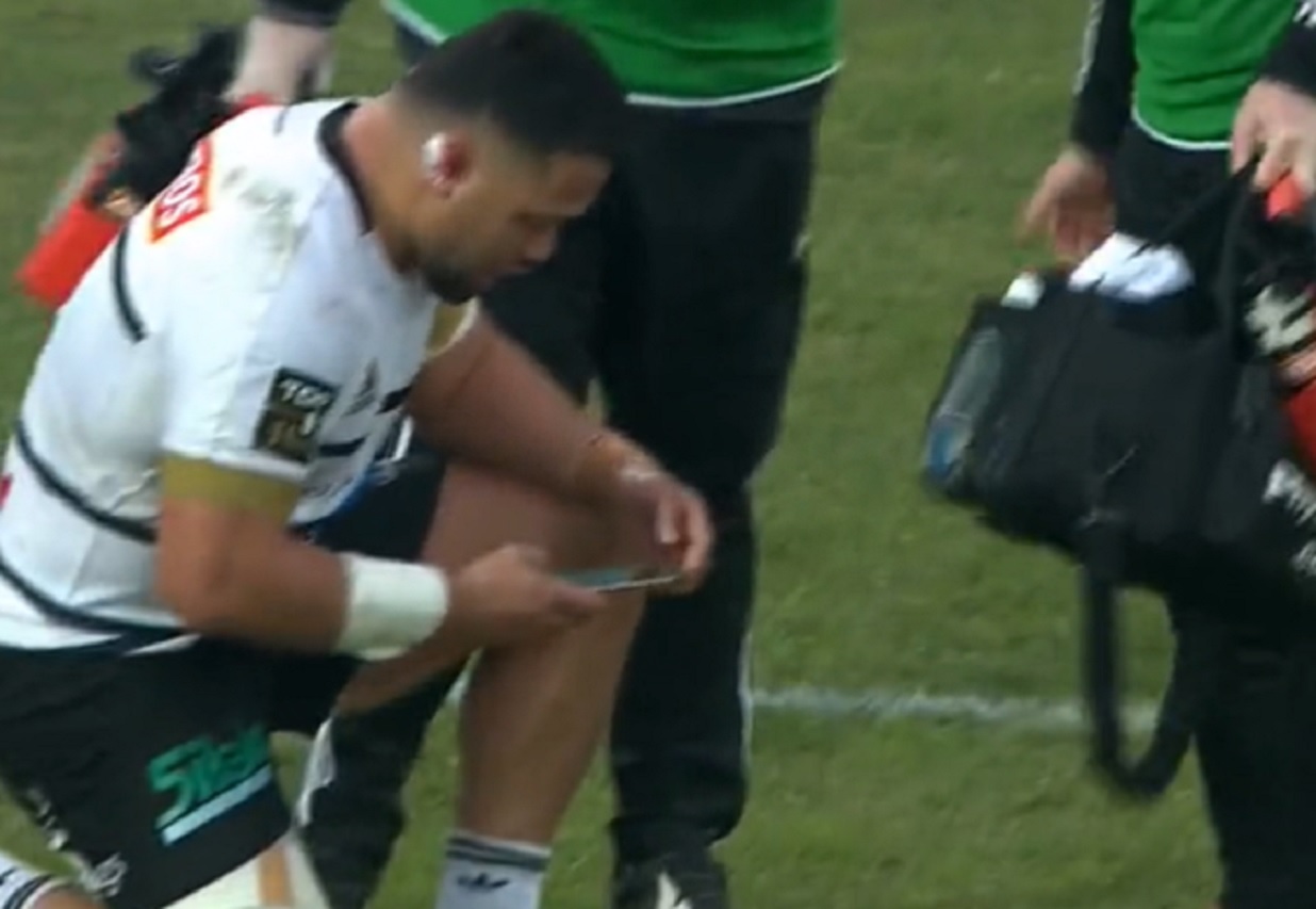 VIDEO : Motu Matu’u sort son téléphone portable en plein match pour raison médicale