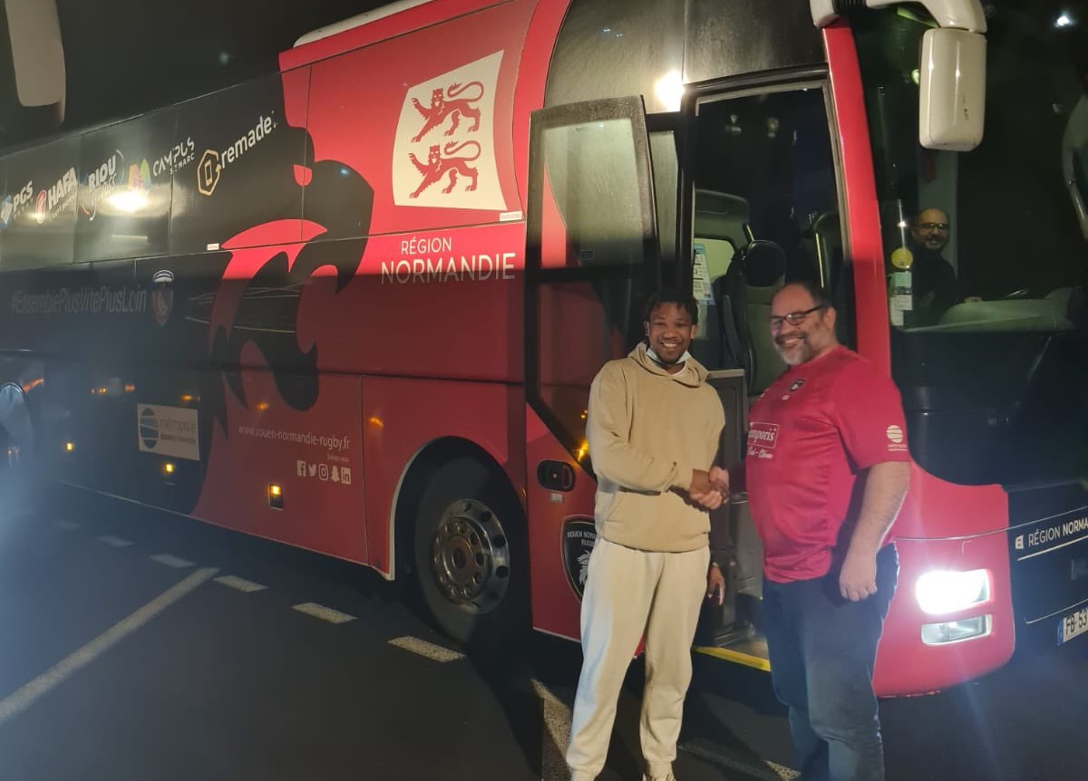 INSOLITE – Un joueur de Massy oublié sur l’aire d’autoroute, il est récupéré par le bus de Rouen !