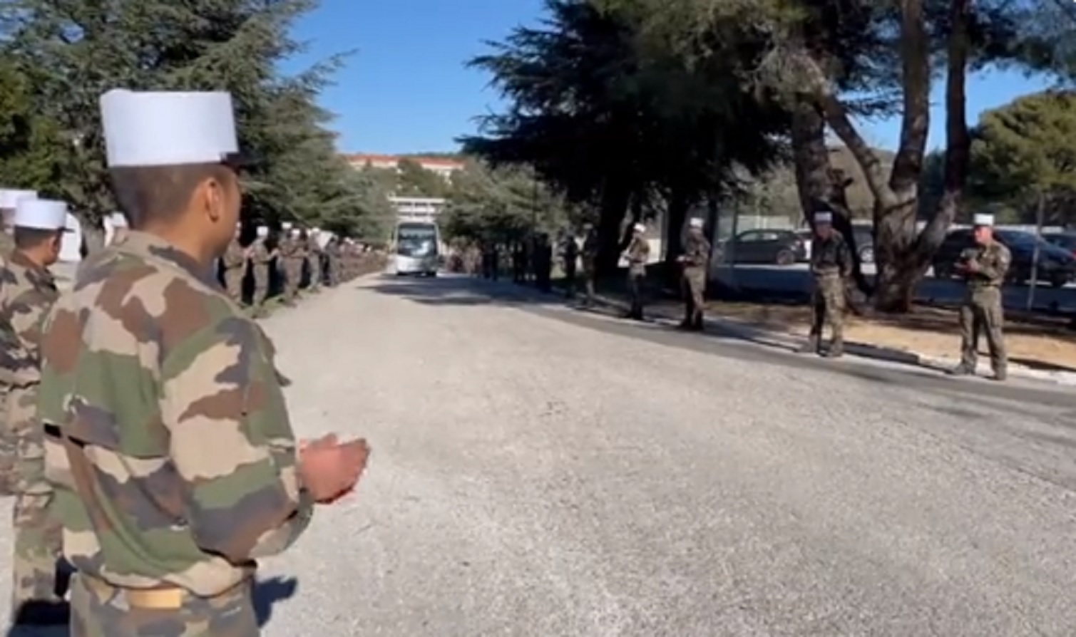 VIDEO : La Légion Etrangère fait une haie d’honneur pour le départ du groupe France