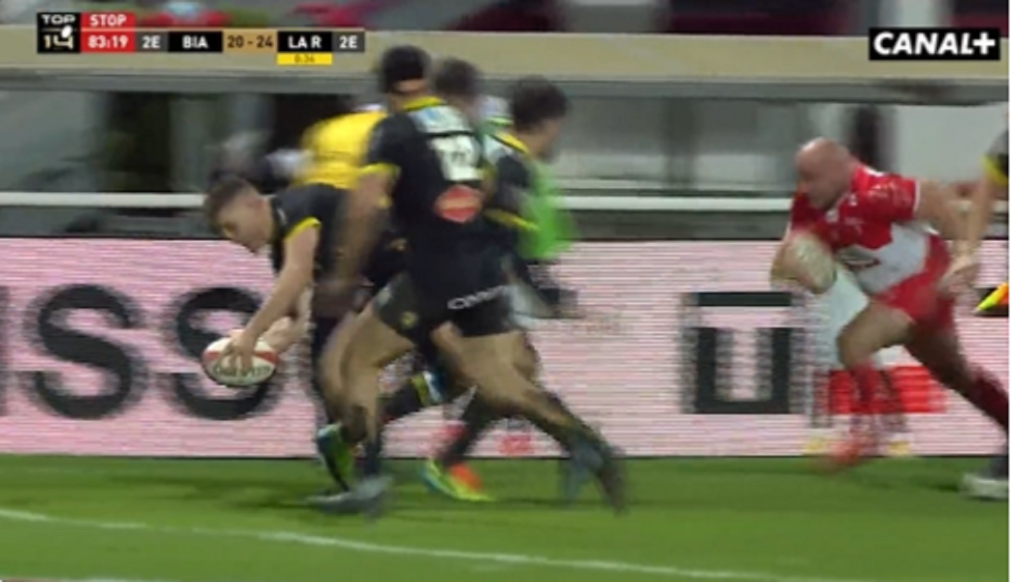 VIDEO – Du jamais vu en Top 14 : Deux ballons joués lors du match entre Biarritz et La Rochelle !