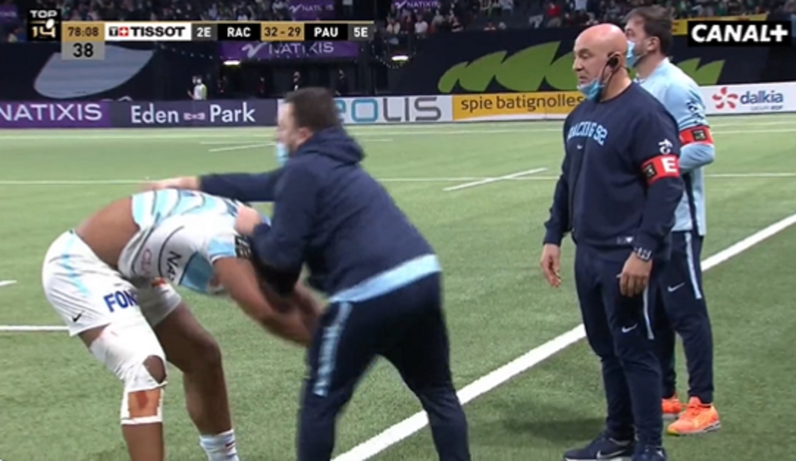 VIDEO : Quand tu es trop musclé pour enlever ton maillot seul