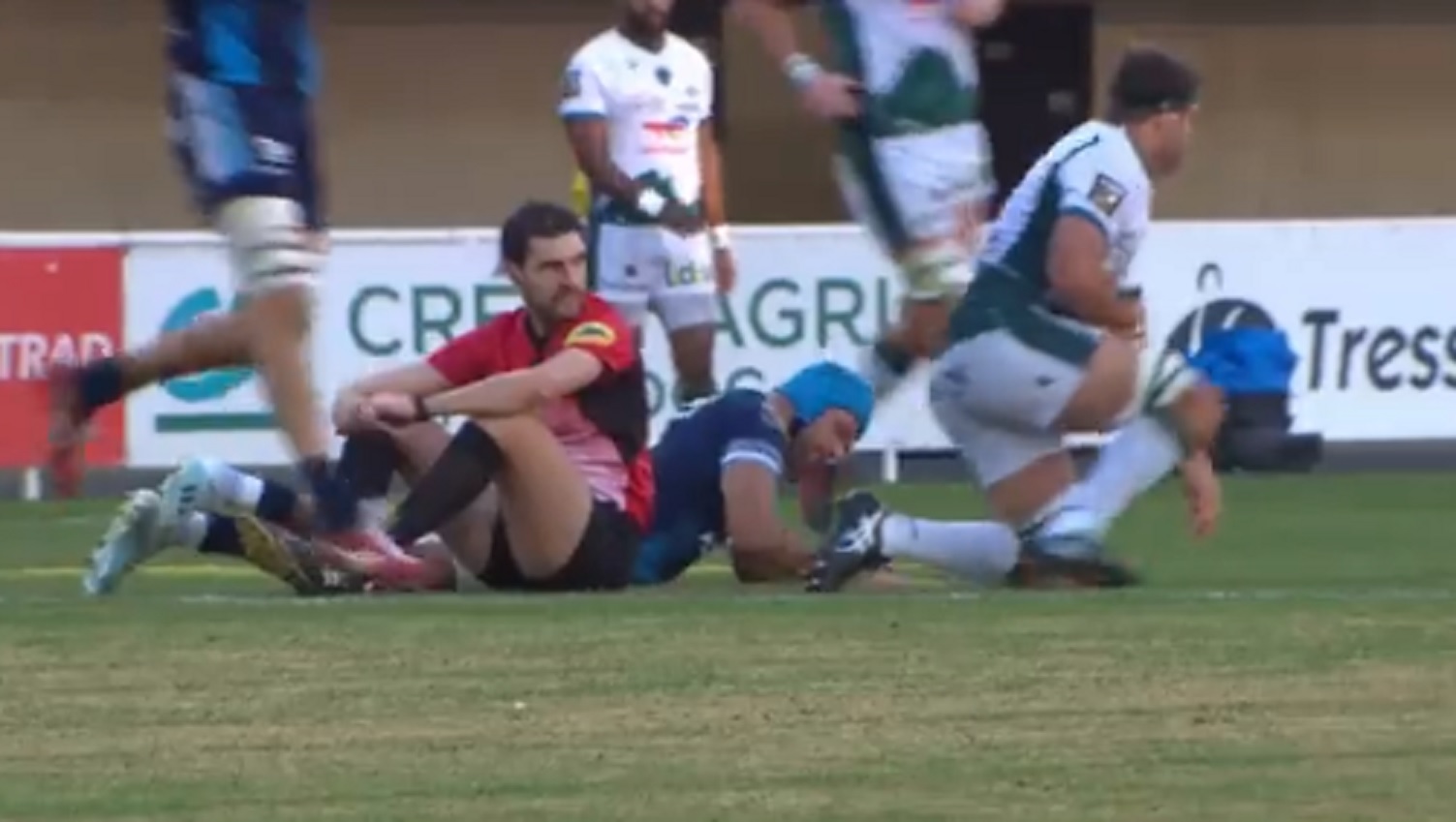 VIDEO INSOLITE – L’arbitre Monsieur Dufort percuté par Zach Mercer